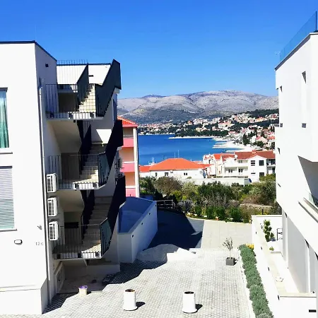 Diva With Heated Pool Trogir