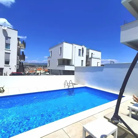 Diva With Heated Pool *
